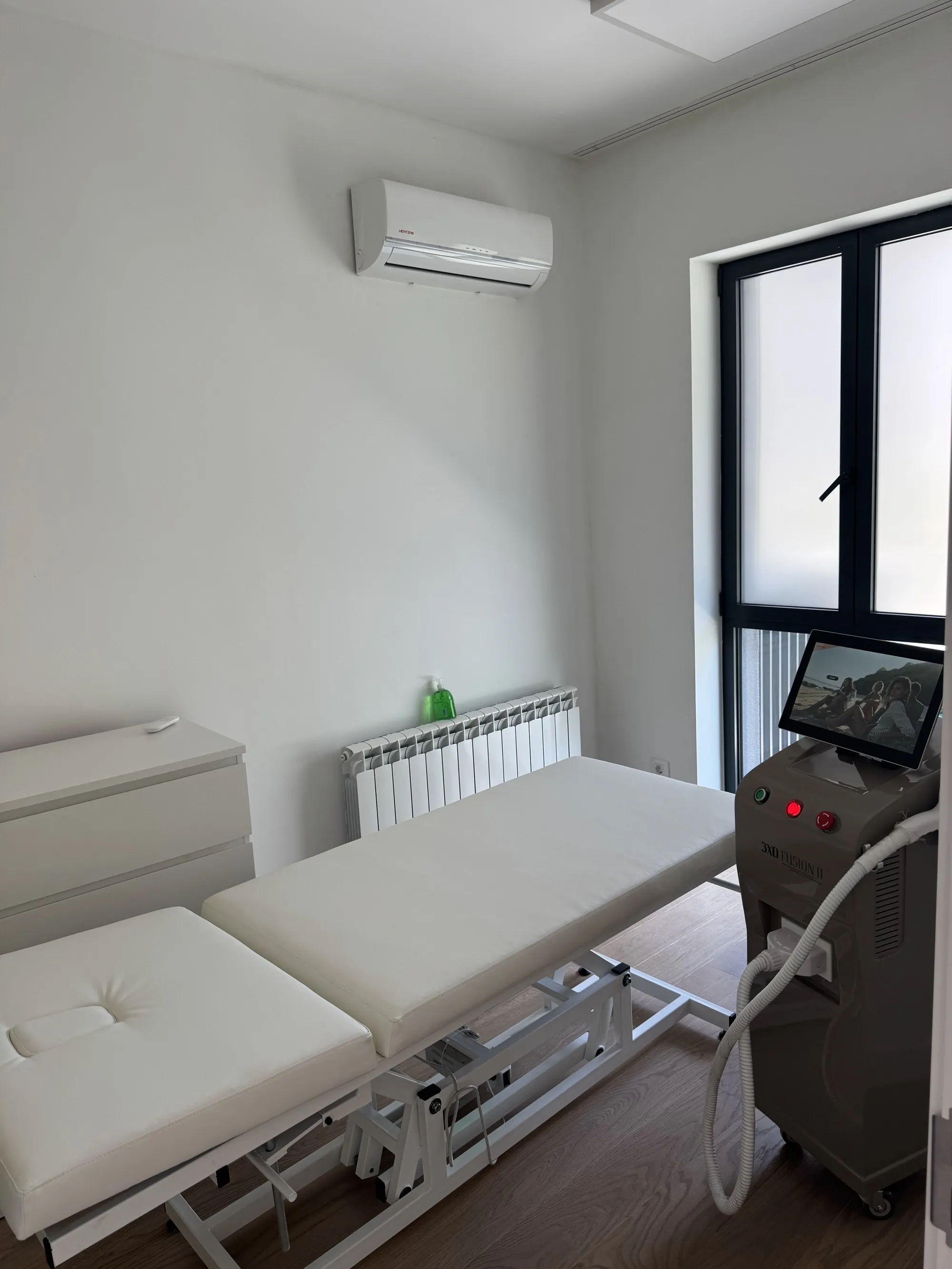 Bela soba za tretmane sa aparatom za lasersku epilaciju