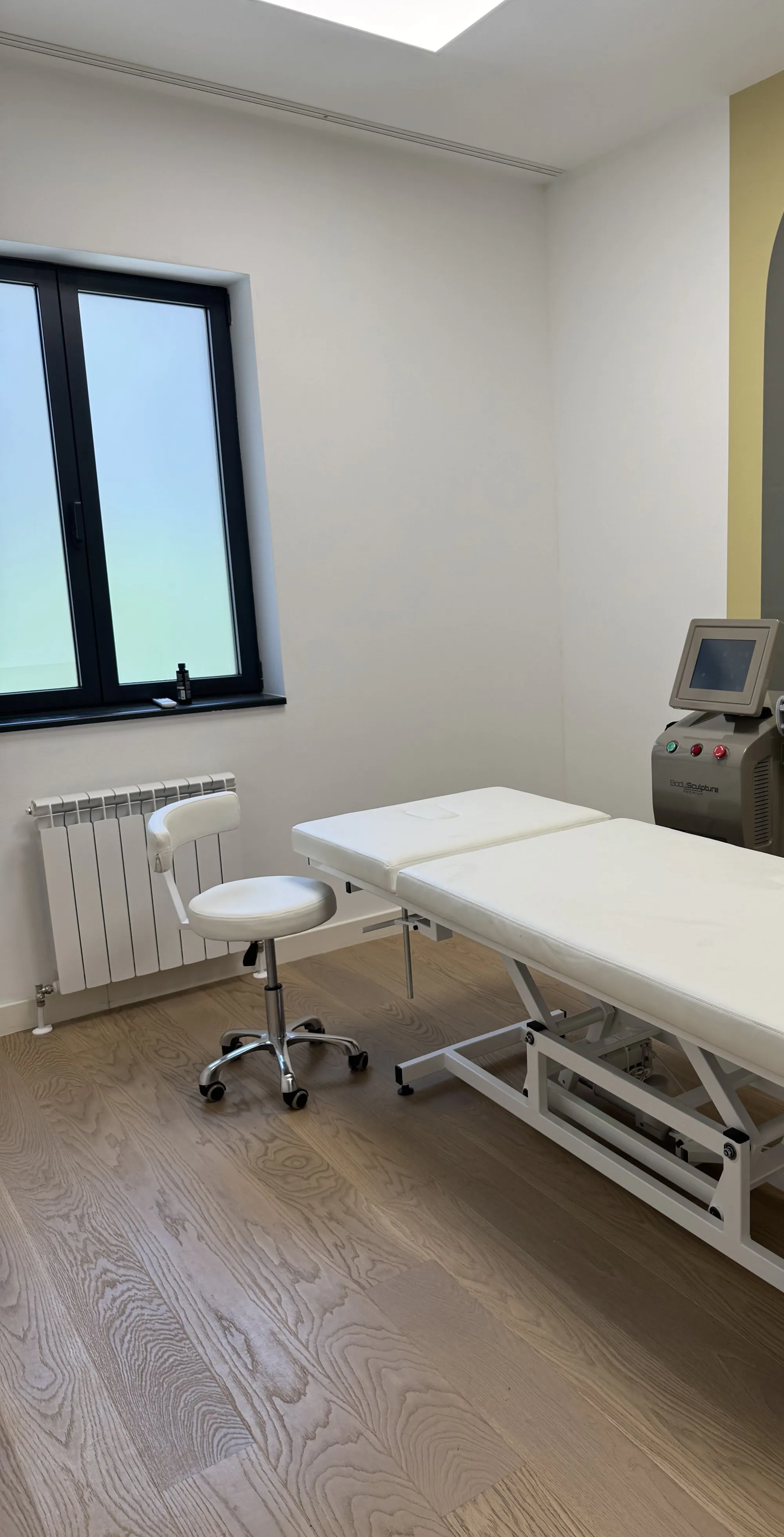 Soba za tretmane sa ležajem i laserom kraj prozora